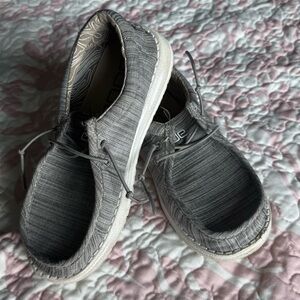 Hey Dude Wally  grey gray Slip-On Shoes EUC youth kids size 1 boys 1 HEYDUDE